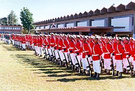 Brasilianische Marineinfanteristen in der roten Gala-Uniform „Garança“