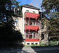 Mietvilla mit Nebengebäude und Einfriedung