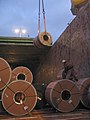 Chargement de rouleaux de papier par une grue.