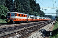 Swiss-Express-Wagen mit farblich angepasster Re 4/4II auf der Ost-West-Achse.