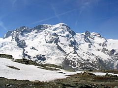 Versants septentrionaux des 5 sommets du Breithorn (de g. à d.) : la Roccia Nera, le Breithornzwillinge, le Breithorn oriental, le Breithorn central et le Breithorn occidental (point culminant, au centre).