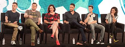 Reparto de Orphan Black , de izquierda a derecha: Ari Millen, Kristian Bruun,Maria Doyle Kennedy, Dylan Bruce,Jordan Gavaris, and Tatiana Maslany.