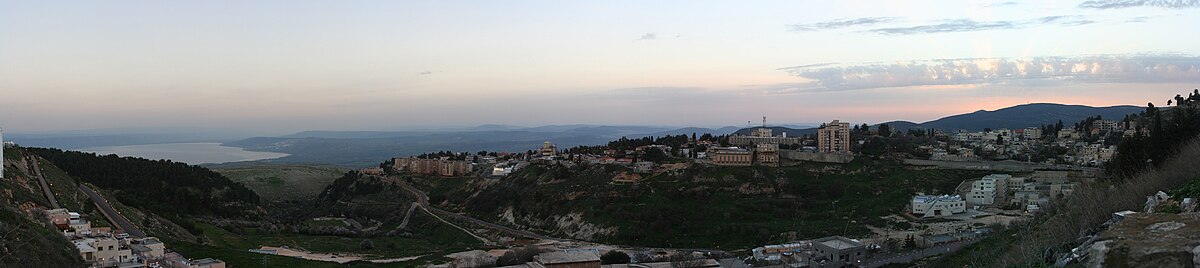 Panorama Safedu. W oddali widać Jezioro Tyberiadzkie