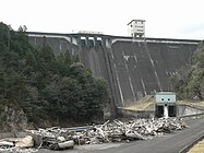 天竜東三河特定地域総合開発計画で建設された豊川用水の水源、宇連ダム（宇連川）。1958年（昭和33年）完成。