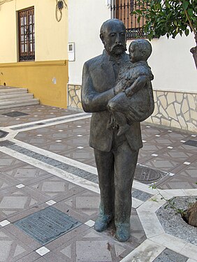 Estàtua de Blas Zambrano i la seva filla María als carrers de Vélez-Màlaga.