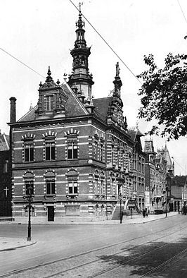 Het oude Raadhuis van Nieuwer-Amstel aan de Amsteldijk.