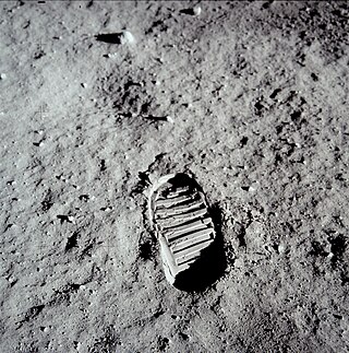 <span class="mw-page-title-main">Lunar soil</span> Rock dust covering the Moon