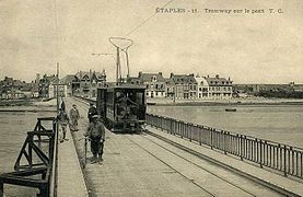 ...avant de franchir la Canche sur le tablier du pont renforcé pour le passage du tramway, inauguré le 15 juillet 1900...