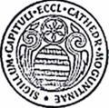 Das Kapitelssiegel zeigt das Kapitelwappen überhöht von einem sechsspeichigen Rad. Die lateinische Umschrift bedeutet: Siegel des Mainzer Domkapitels.