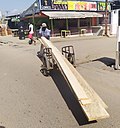 Trasport de planches dans pousse a Douala.jpg