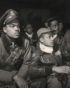 Miembros del 332º Grupo de Combate en Ramitelli (Italia), marzo de 1945.