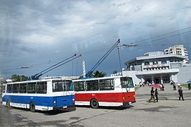 停駛時的集電竿須「甩空」（紅色車）