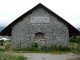 La façade nord de l'ancienne halle à marchandises de la gare de Bedous avant de sa conversion en hôtel.