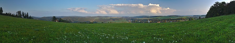 Panorama vido al la municipo de montopinto nomata Zahálkova skála