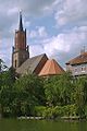 die Kirche St. Marien-Andreas in Rathenow mit dem östlichsten Arm der sich hier verzweigenden Havel im Vordergrund