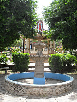 Statue of the خاتون گوادالوپے in the central park of Telpaneca