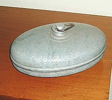 Antique metal hot-water bottle from 1925 Warmflaschealt1.jpg