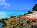 Des rochers colorés à Baie Rouge.