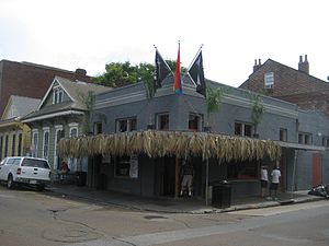 Bar de La Nouvelle-Orléans présentant un entresol d'habitation au-dessus du commerce.