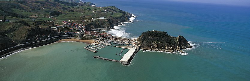 Udalerriaren ikuspegi panoramikoa eta Getariako portuaren handitze eta zaharberritze lanak 2002ko martxoaren 12an; dike edo kai berria parez pare dago.