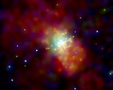 Autre image composite de M82 provenant du télescope spatial Chandra. Les émissions rayons X de basse énergie sont représentées en rouge et celles de plus haute énergie en vert et en bleu.