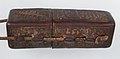 Estojo portátil para relicários, Francês, c. 1400, 12,6 cm de comprimento.