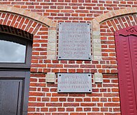 Plaque-monument aux morts sur la façade de la mairie.