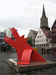 Red Dog, 1985, Stahlskulptur vor der Kunsthalle Weishaupt, Ulm