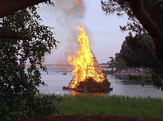 <span class="mw-page-title-main">Bonfire</span> Controlled outdoor fire