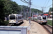 PCCカー（右）とすれ違うライトレール用車両（左）（1994年撮影）