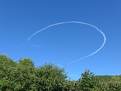 Avion de ligne faisant demi tour au dessus de la campagne.jpg