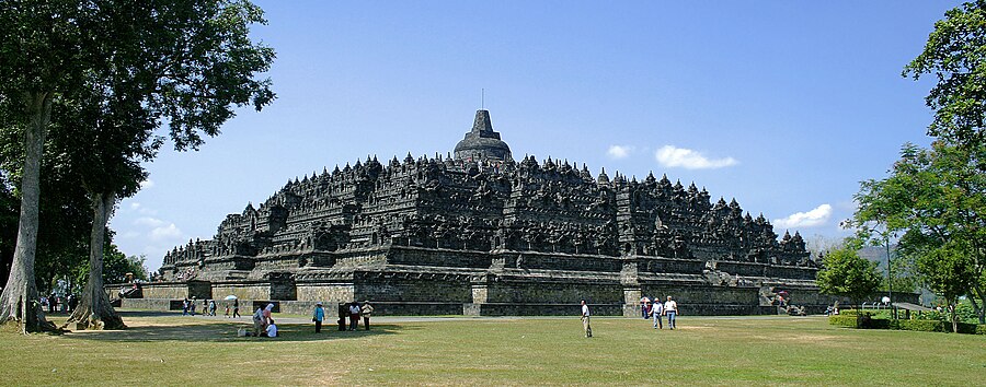 Borobudur, Javan (Indonesia). Gupta arkitekturaren eraikuntzen diseinuak Indiak eskualdean izan zuen eragina islatzen du.[41]