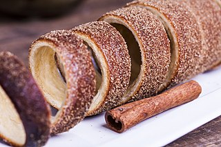 <span title="Hungarian-language text"><span lang="hu">Kürtőskalács</span></span> Hungarian spit cake