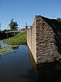 Restanten van de buitenmuur aan de gracht