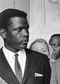 Sidney Poitier, premier Afro-Américain à remporter oscar (meilleur acteur) en 1963 et un Golden Globe (meilleur acteur dans un film dramatique) en 1964 pour son rôle dans Le Lys des champs[93].