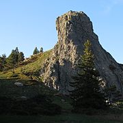 La roche Pointue ou la dent du Diable dans le nord du mont Mézenc.