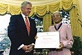 Rosa Parks rechts, op 14 september 1996 overleden op 24 oktober 2005