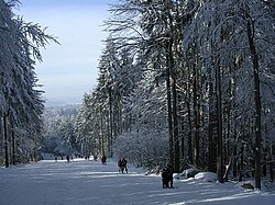 Téměř až na vrchol Křemešníku vede sjezdovka