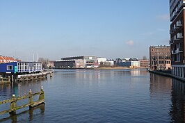 Enkele van de eerste fabrieken in het gebied, aan het Spaarne gezien vanaf de Waarderbrug: op de achtergrond de machinefabriek van Figee (1914), rechts de cacaofabriek van Droste