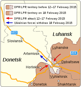 Mapa znázorňující obklíčení a stažení ukrajinských vojsk v Debalcevu v únoru 2015. Útok separatistů - červené šipky, ústup Ukrajinců - modrá šipka