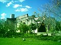 Edificio de la vieja desfibradora de Aké en ruinas.