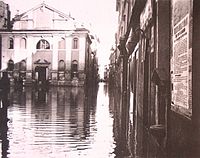 L'ultima alluvione di Roma, nel febbraio 1915. Questa è la piazza Scossacavalli, facente parte della spina dei borghi, abbattuta dagli anni '30 per far posto a Via della Conciliazione.