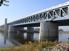 Ponte Aquífera de Magdeburgo, um aqueduto navegável que cruza o Rio Elba, no centro da Alemanha.