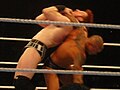 اورتن در حال زدن Inverted headlock backbreaker به Sheamus