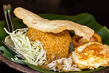 Indonesian nasi goreng with chicken, fried egg, prawn cracker and vegetables Fried rice and chicken, Banaran9 Cafe, 2014-06-16.jpg