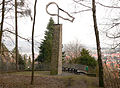 Glühlampensymbol auf der Göbel-Bastei oberhalb von Springe mit Gedenktafel für Heinrich Göbel