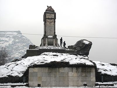 Minaret znanja in nevednosti, zgrajen v 1920-ih na hribu v Deh Mazangu, v spomin na zmago kralja Amanulaha nad Mullah-e Langom v uporu Khosta