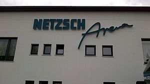 Namenszug der NETZSCH Arena an der Halle