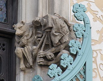 Skulptur neben einem Fenster: Ratten mit Fotoapparat weisen auf Antoni Amatllers Hobby hin.