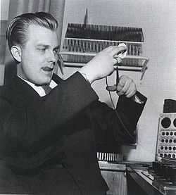 Sauvo Puhtila leikkaamassa ääninauhaa 1960-luvun alkupuolella radiossa.